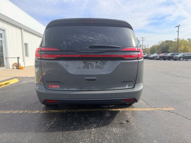 Used 2025 Chrysler Pacifica Limited FWD image 7