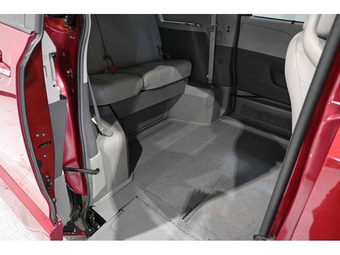 Used 2015 Toyota Sienna XLE Premium FWD image 18