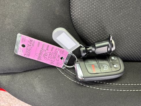 Used 2021 Jeep Renegade Sport image 28