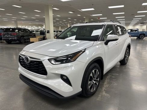 Used 2023 Toyota Highlander XLE AWD/4WD image 3