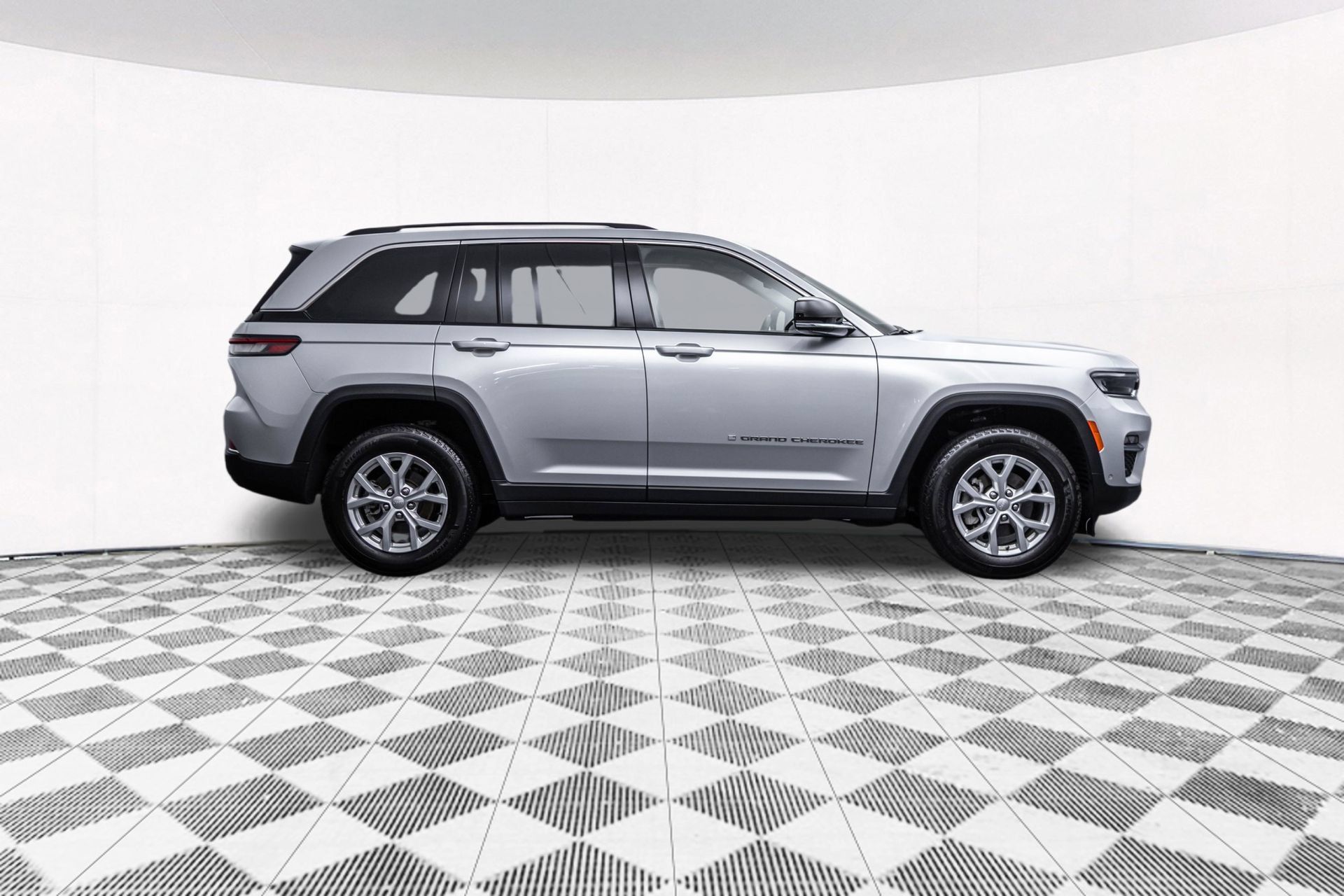 Used 2023 Jeep Grand Cherokee Limited w/ Luxury Tech Group II AWD/4WD image 14