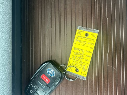 Used 2023 Toyota Sienna XLE image 18