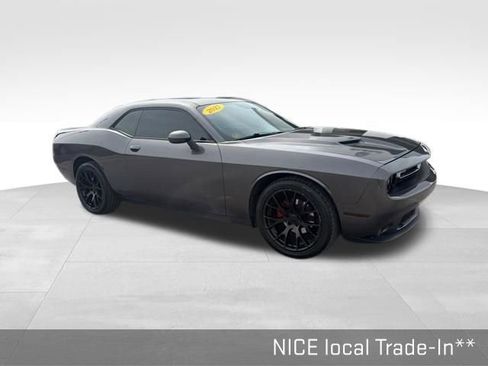 Used 2017 Dodge Challenger SXT image 2
