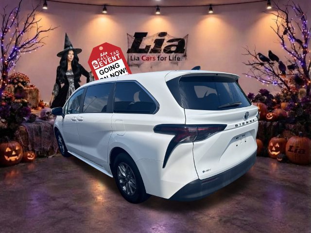 Used 2025 Toyota Sienna LE FWD image 5