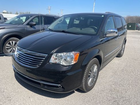 Used 2014 Chrysler Town & Country Touring-L w/ Driver Convenience Group image 2