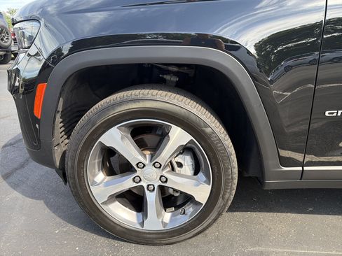 Certified 2025 Jeep Grand Cherokee Limited w/ Luxury Tech Group II AWD/4WD image 36