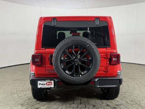 Used 2025 Jeep Wrangler Sahara image 6