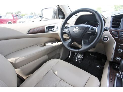 Used 2019 Nissan Pathfinder FWD image 10