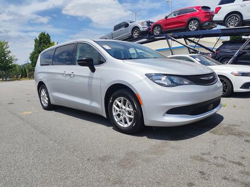 Used 2024 Chrysler Voyager LX FWD image 3