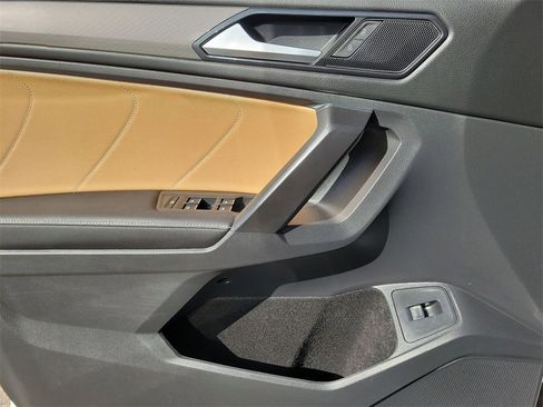 Used 2022 Volkswagen Tiguan SE image 15