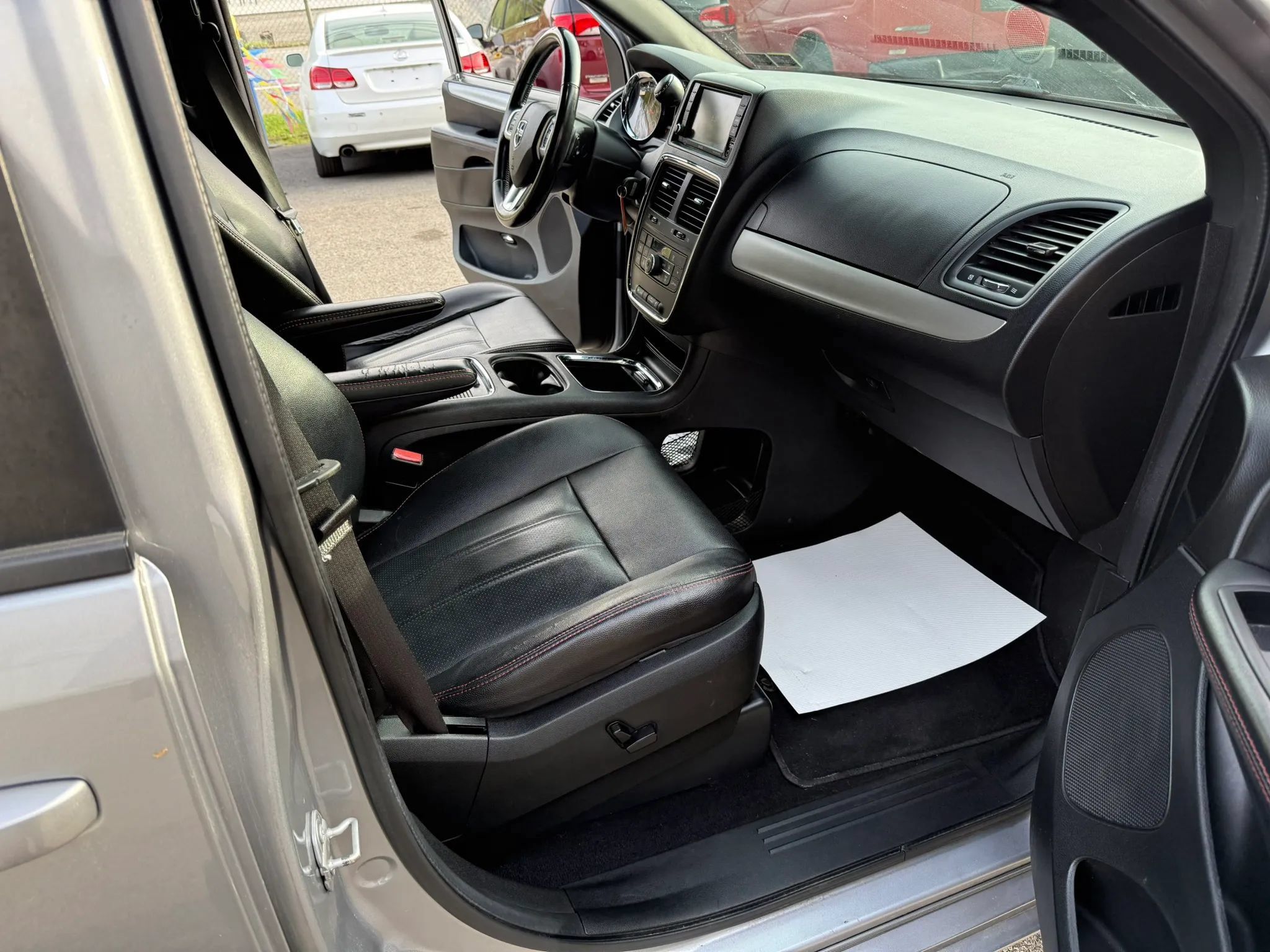 Used 2019 Dodge Grand Caravan GT w/ Safety Sphere Group FWD image 16