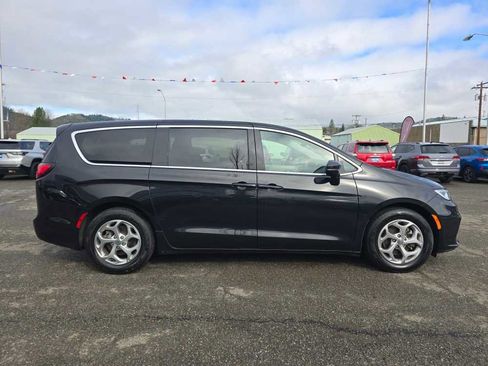 Used 2024 Chrysler Pacifica Limited image 6