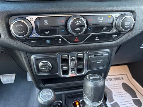 Used 2024 Jeep Wrangler Unlimited AWD/4WD image 18