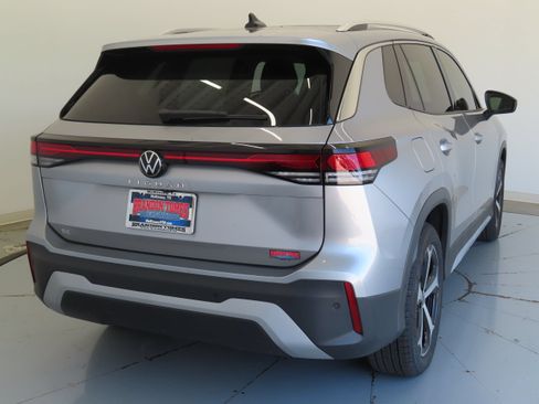 New 2026 Volkswagen Tiguan SE FWD image 3