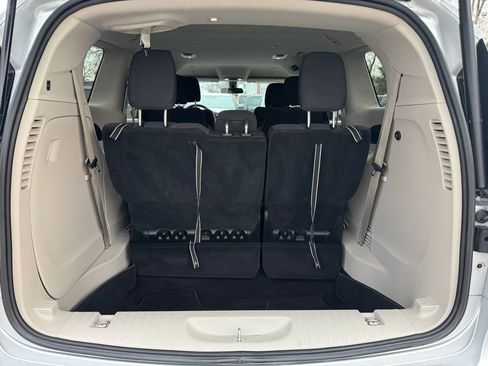 Used 2022 Chrysler Voyager LX image 9