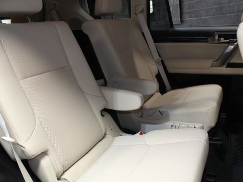 Used 2022 Lexus GX 460 Premium w/ Accessory Package AWD/4WD image 40