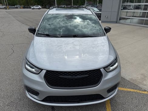 Used 2023 Chrysler Pacifica Limited w/ S Appearance Package FWD image 10
