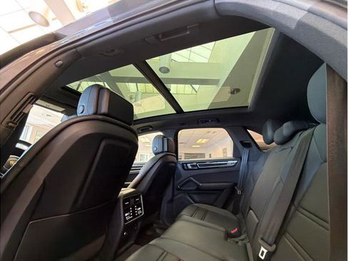 Used 2023 Porsche Cayenne AWD/4WD image 37
