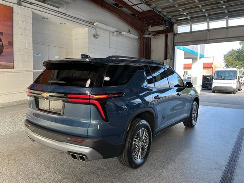 Used 2025 Chevrolet Traverse LT image 11