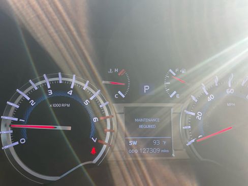 Used 2016 Toyota 4Runner SR5 AWD/4WD image 9