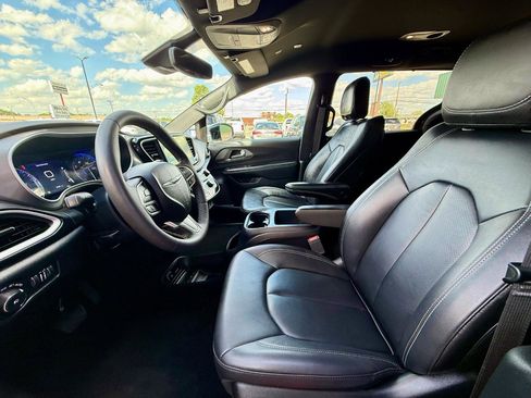 Used 2025 Chrysler Pacifica Select FWD image 15