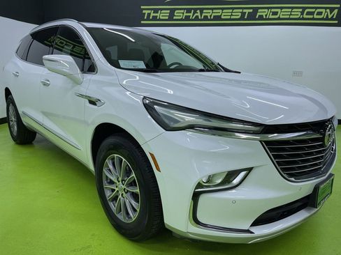 Used 2023 Buick Enclave Essence image 2