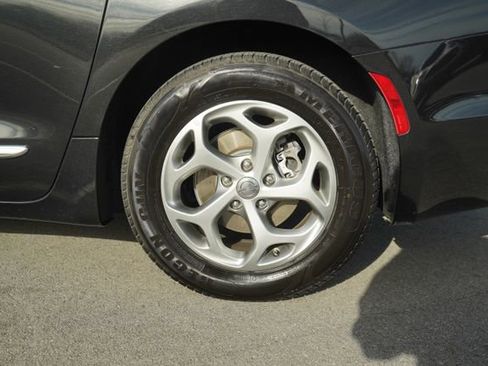 Used 2023 Chrysler Pacifica Limited image 40