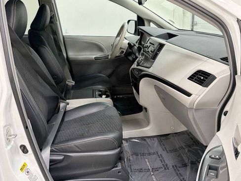 Used 2013 Toyota Sienna SE FWD image 29