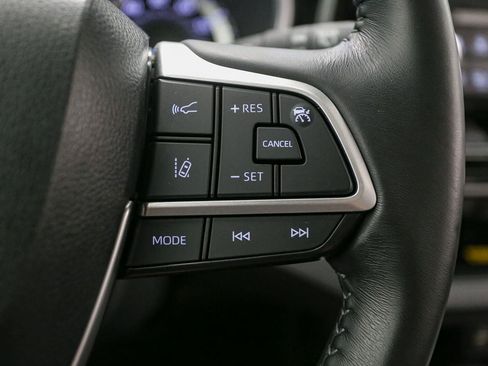 Used 2023 Toyota Highlander XLE AWD/4WD image 38