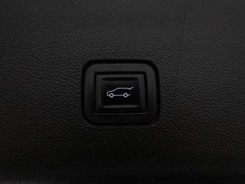 Used 2022 Chevrolet Traverse RS image 36