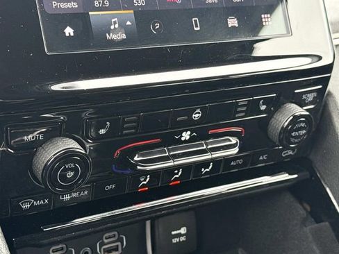 Used 2022 Jeep Grand Cherokee L Laredo w/ Luxury Tech Group I AWD/4WD image 19