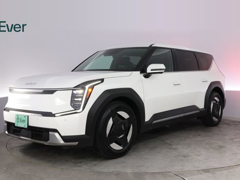 Used 2024 Kia EV9 Light Long Range RWD image 2