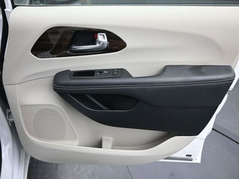 Used 2024 Chrysler Pacifica Limited w/ Trailer Tow Group image 26