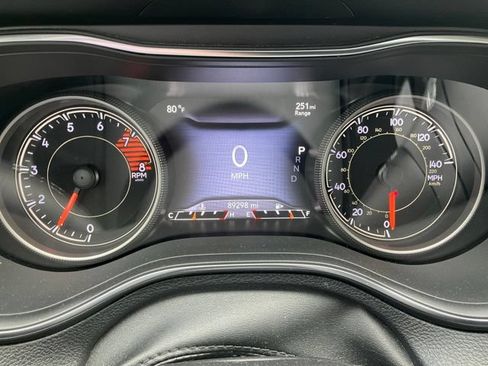 Used 2019 Jeep Cherokee Limited w/ Technology Group AWD/4WD image 10