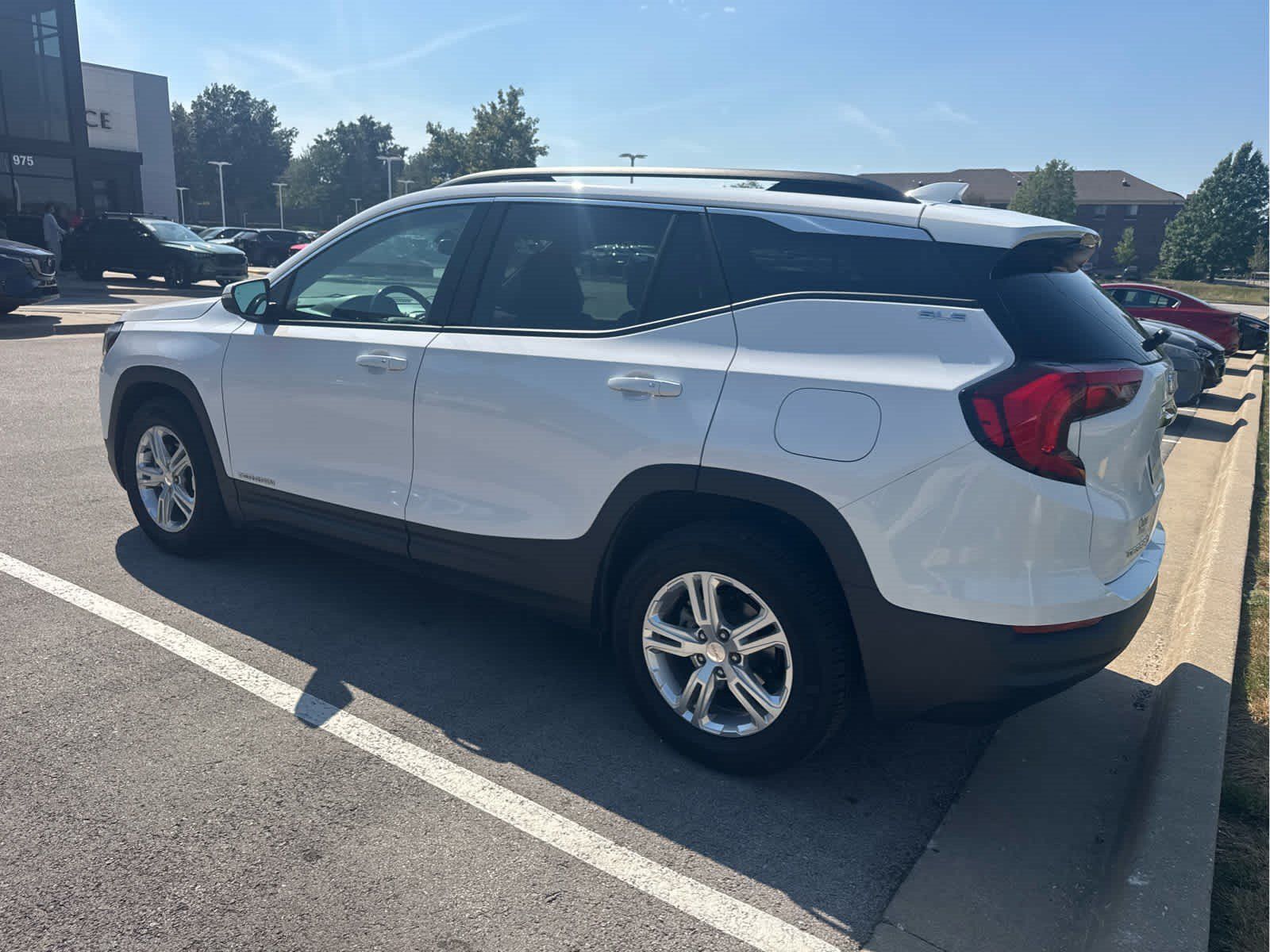 Used 2018 GMC Terrain SLE w/ Driver Convenience Package FWD image 3