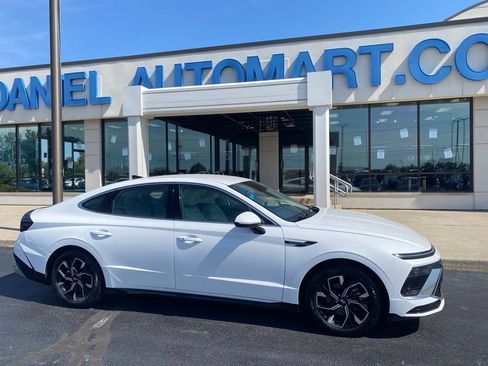 Used 2025 Hyundai Sonata SEL FWD image 2