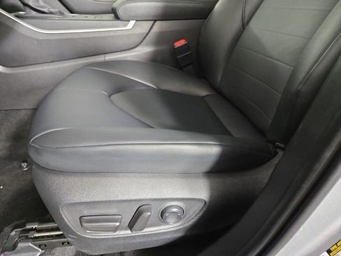 Used 2025 Toyota Highlander XLE AWD/4WD image 31