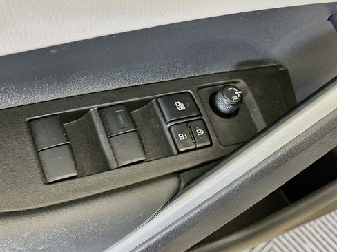 Used 2025 Toyota Corolla Cross L FWD image 15