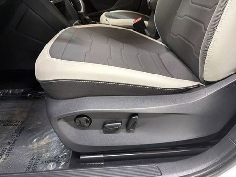 Used 2025 Volkswagen Taos SE FWD image 20