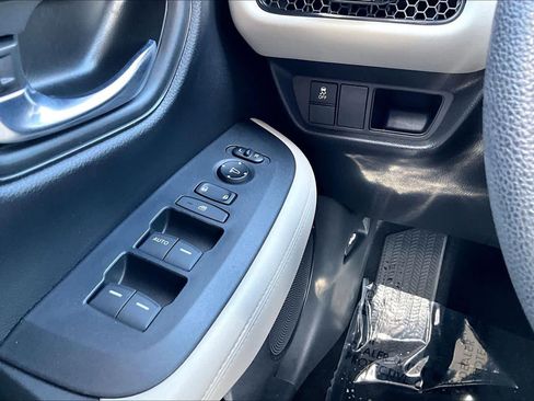 Certified 2023 Honda HR-V LX image 31