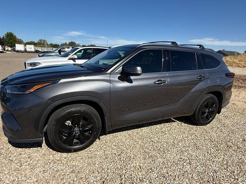 Used 2021 Toyota Highlander XLE AWD/4WD image 1