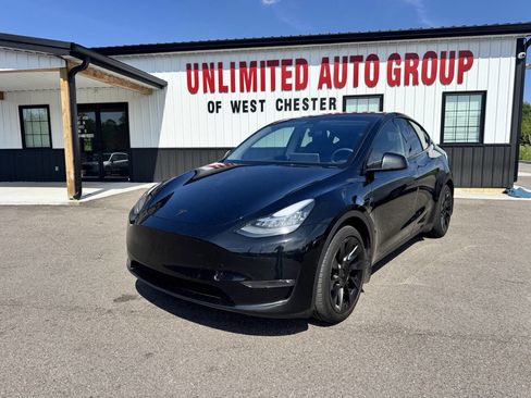 Used 2022 Tesla Model Y Long Range AWD/4WD image 1