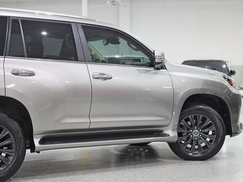 Used 2023 Lexus GX 460 Premium w/ Accessory Package image 11
