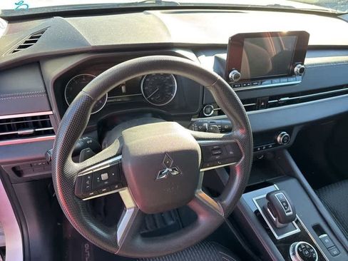 Used 2022 Mitsubishi Outlander ES image 10