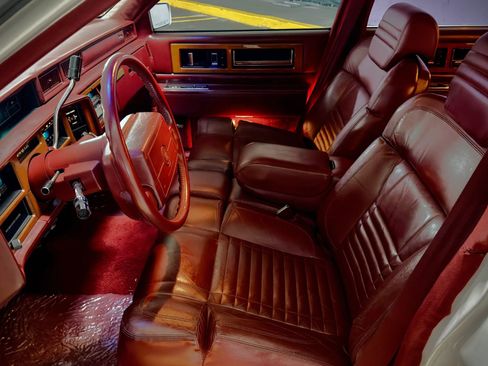 Used 1990 Cadillac Fleetwood 60 Special FWD image 25