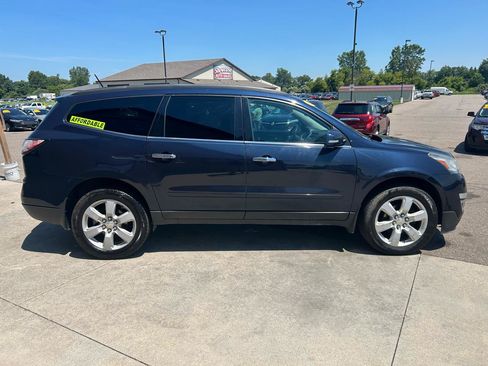 Used 2017 Chevrolet Traverse LT w/ Style and Technology Package FWD image 4