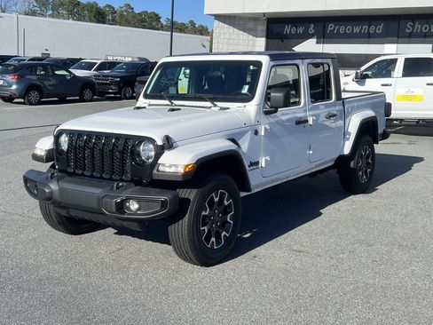 Used 2022 Jeep Gladiator Sport AWD/4WD image 3