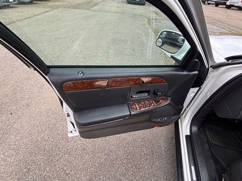 Used 2001 Lincoln Town Car Executive image 9