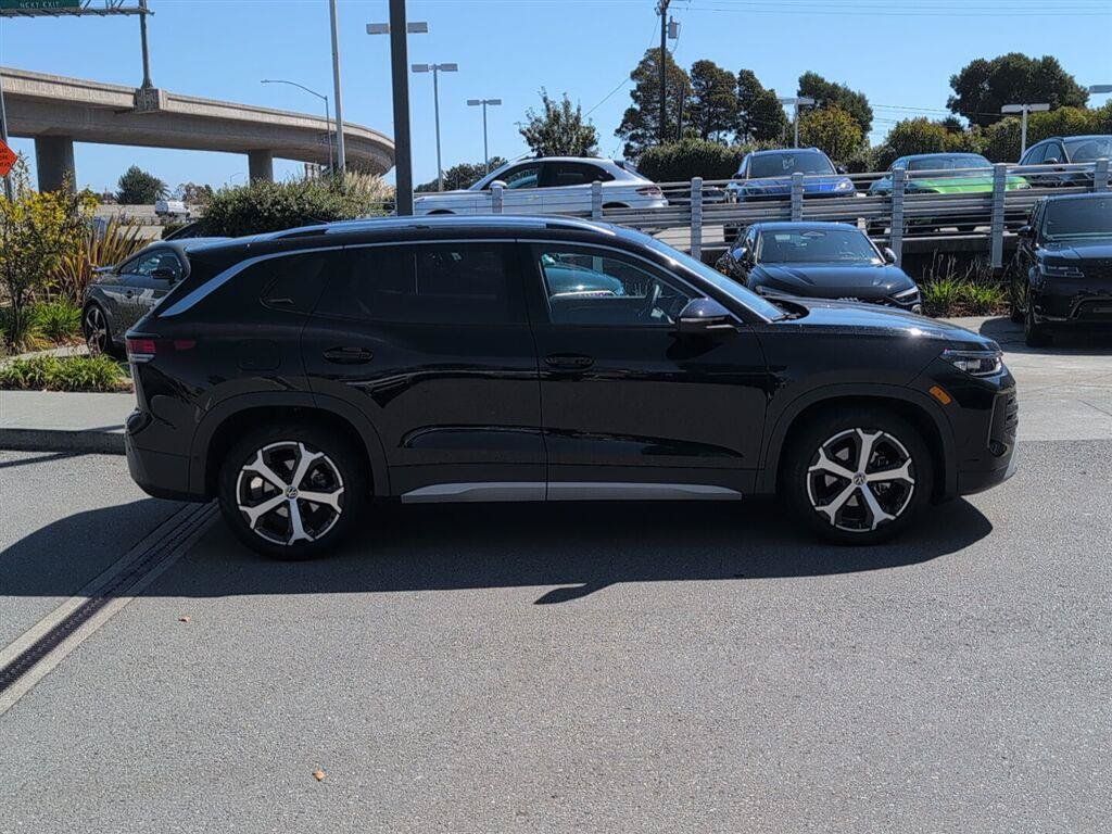 Used 2025 Volkswagen Tiguan SE w/ Panoramic Sunroof Package FWD image 5
