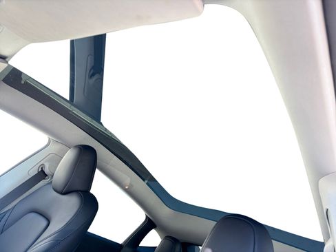 Used 2023 Tesla Model Y Performance image 6